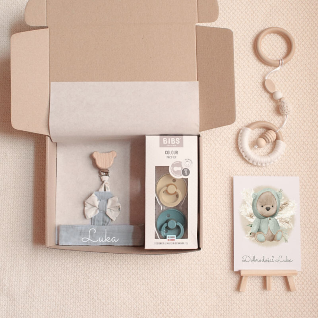 Medvedkova prva dudica telegram, telegram ob rojstvu, telegram v porodnišnico, darilo ob rojstvu, darilo za novorojenčka, paket ob rojstvu, paket v porodnišnico, personalizirano darilo, personaliziran bodi, grafika, grafika z rojstnimi podatki, čestitka, čestitka ob rojstvu